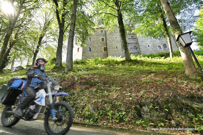 Burg Lauenstein im Blätterwald